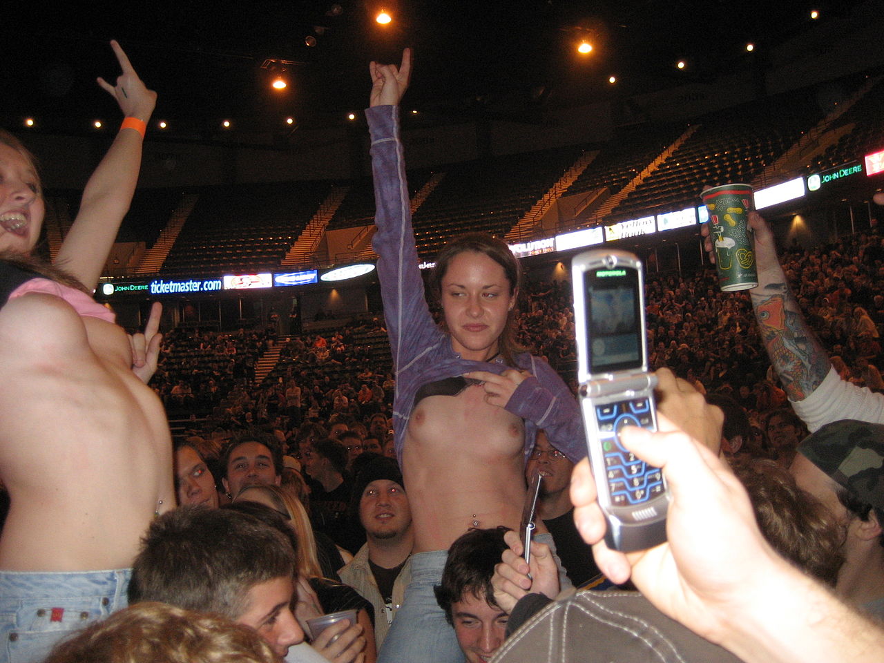 asher norris recommends Women Flashing At Concerts