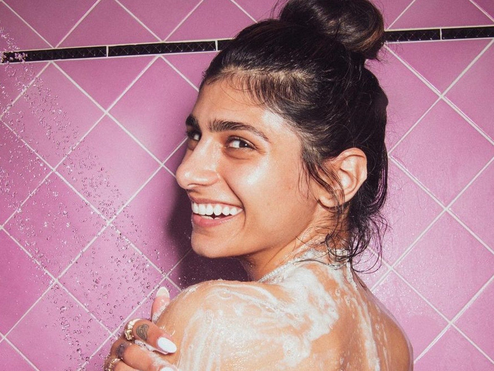 are niey share mia khalifa bath photos