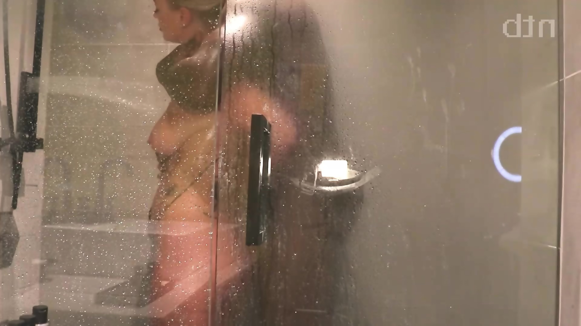 david l davenport recommends Hotwife In Shower