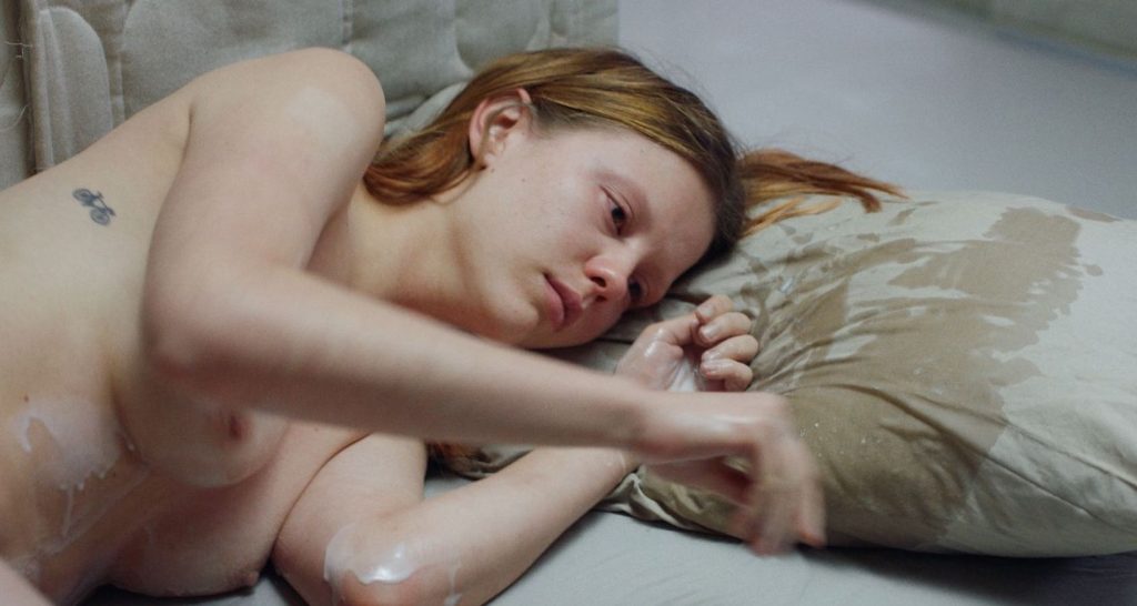 Mia Goth Nude Scenes abbraccio telefono