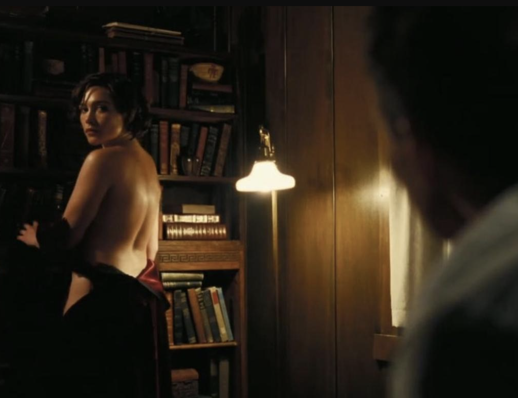 florence pugh boob scene