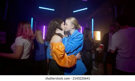 dinesh mahtani recommends Lesbians Kissing And Grinding