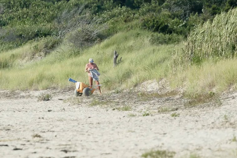 Nudists Walking mann an